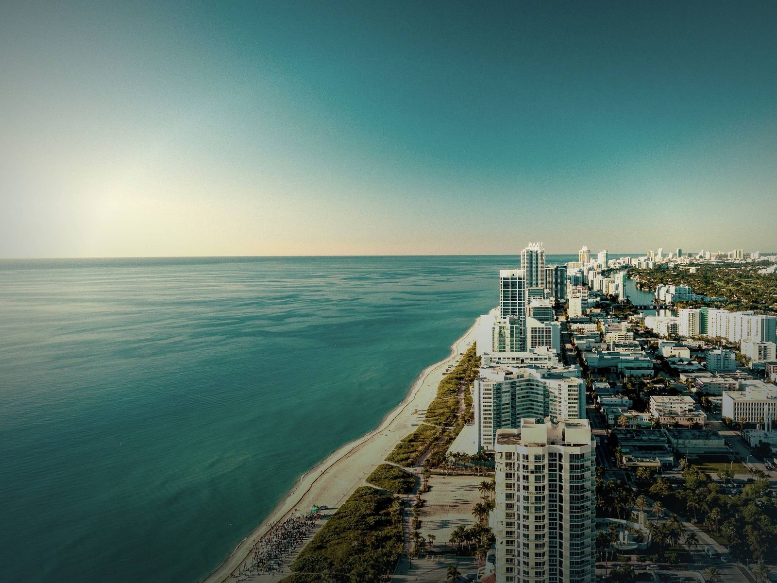 Vista aérea de las torres de condominios de Miami Beach a lo largo de la costa atlántica